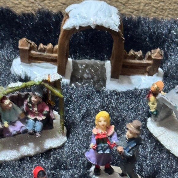 Charming Holiday Miniature Set Featuring 20+ Figurines & Accessories - Picture 7 of 10